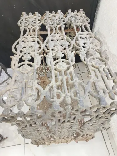 Vendo rack de ferro com prateleiras e cadeira