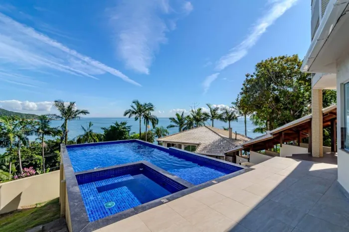 Aluguel: Casa com piscina privativa e com vista para o mar.