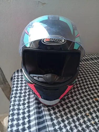 Capacete fechado tamanho 58 e bota com biqueira tamanho 38