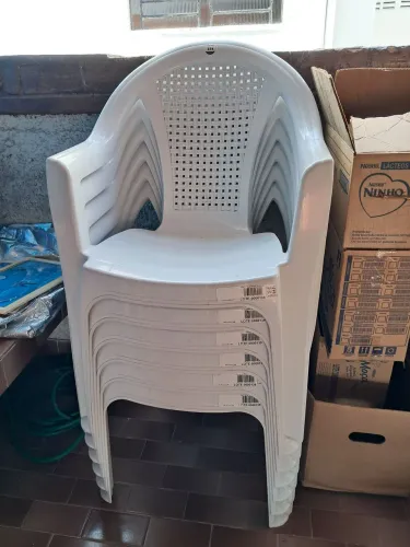 6 cadeiras plasticas com braço, poltronas. Excelente qualidade. 