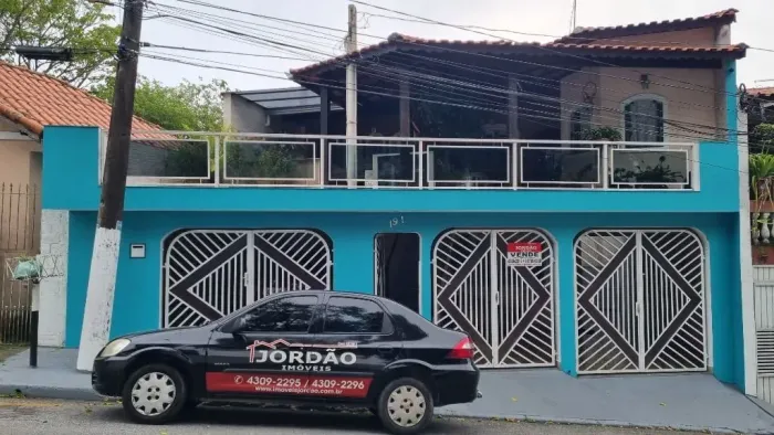 Sobrado para venda possui 220 metros quadrados com 4 quartos em Jardim Santa Lídia - Mauá