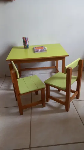 Conjunto infantil para desenho mesa e 2 cadeiras de madeira