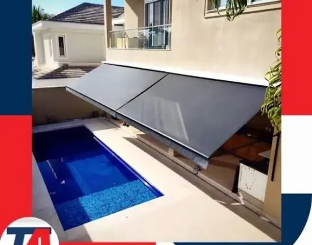 Toldo retrátil de lona para área externa.
