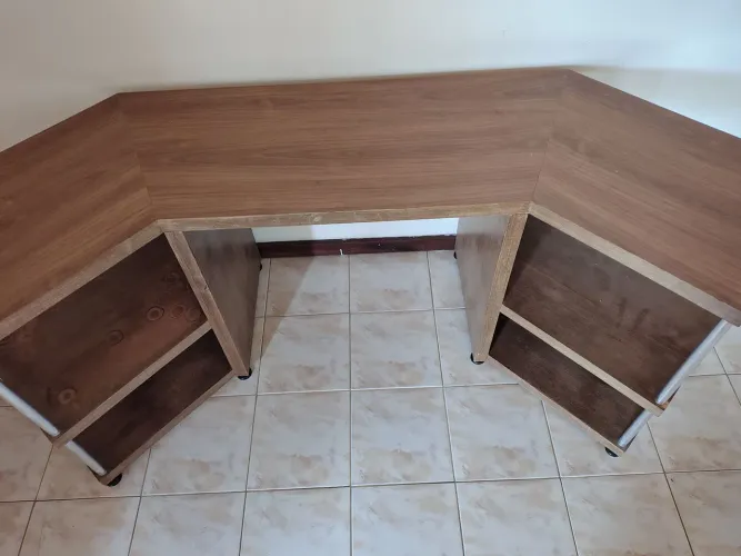 Mesa de escritório em madeira 