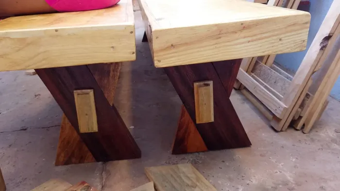 Mesa com bancos de madeira