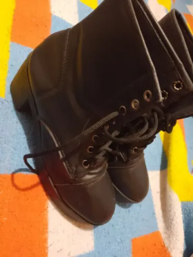 Linda Bota preto de couro 37
