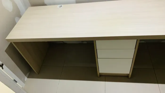 Mesa com gaveta