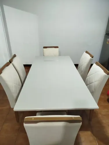 Mesa com tampa de vidro com 6 cadeiras