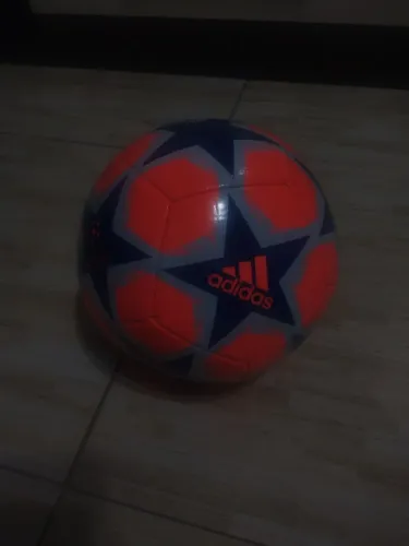 Bola de Futebol Adidas 
