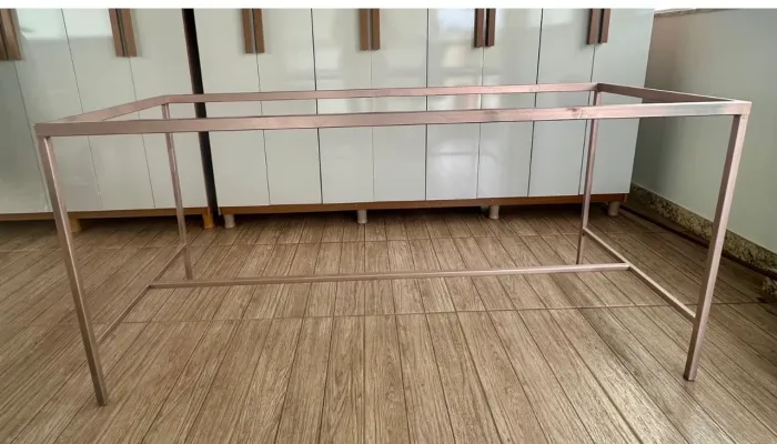 Mesa de ferro forjado rosé gold com tampo de vidro