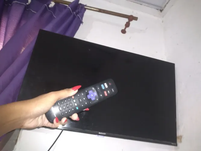 TV smart 32 polegadas acompanha controle da própria