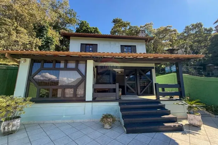 Casa dentro de Condomínio com 390 m², 4 Quartos, na Mosela Petrópolis
