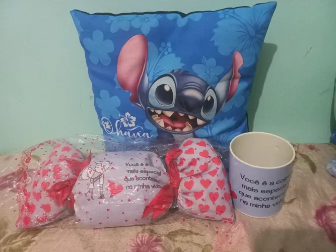 Almofada stich azul pequena + conjunto de caneca e Almofada pequena