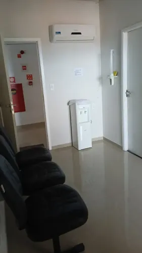 2 SALAS COMERCIAIS MOBILIADAS À VENDA