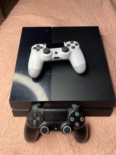 PS4 com 2 controles