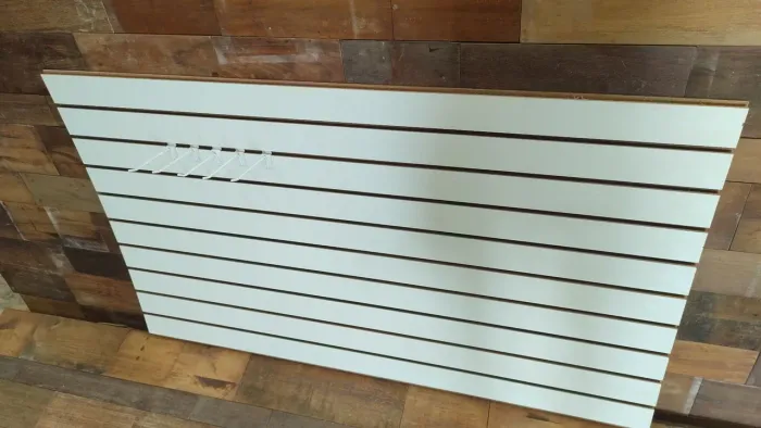 Painel slatwall expositor canaletado mdf prateleira inteligente