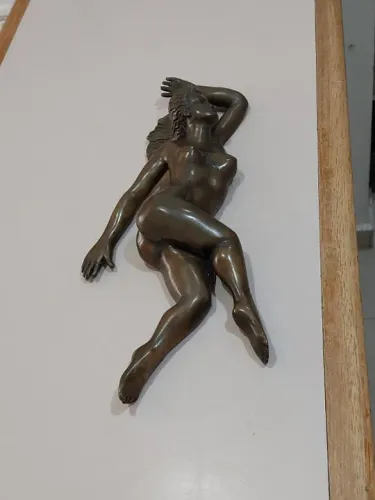 Escultura feminina mulher em bronze: "Vitória"