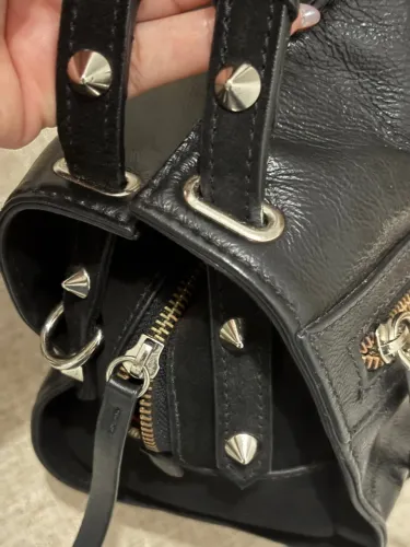 Bolsa de Couro Preta com Detalhes em Metal - Estilo e Sofisticação