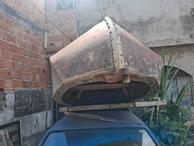 Barco de alumínio sem motor.