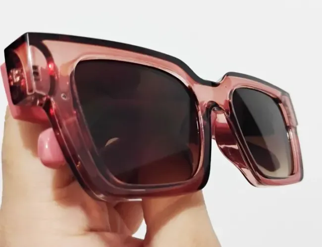Óculos de sol feminino rose com lente degradê detalhes dourados gatinho armação