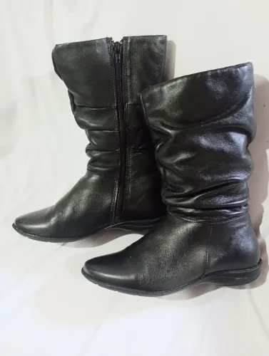 Bota de cano médio preta
