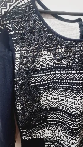 Vestido estampada com detalhes em renda