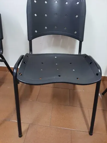 Kit com 4 Cadeiras Iso Fixa Plástica Empilhável Preto