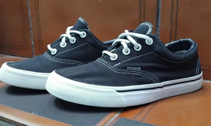 Tênis Rainha Preto com Cadarço Branco - Conforto e Estilo