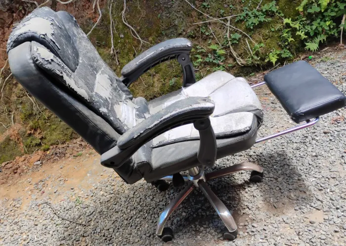 Cadeira de escritório gueime. Falta capa ou foro do resto está otima