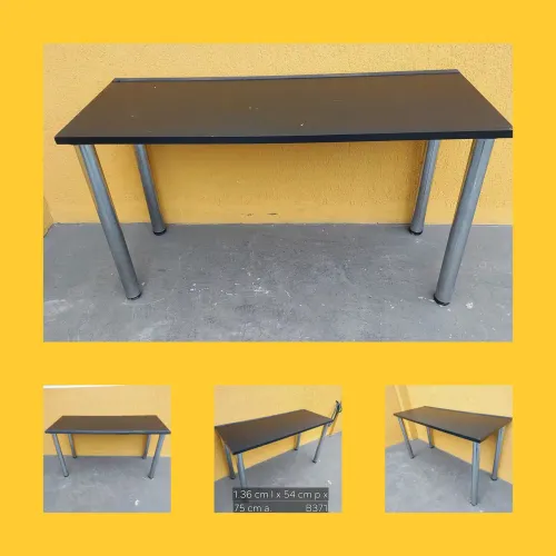 Mesa de escritório preta com pés de metal