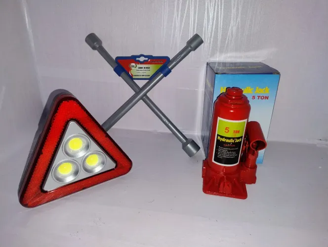 Kit Automotivo Completo: Triângulo, macaco hidráulico e chave de roda