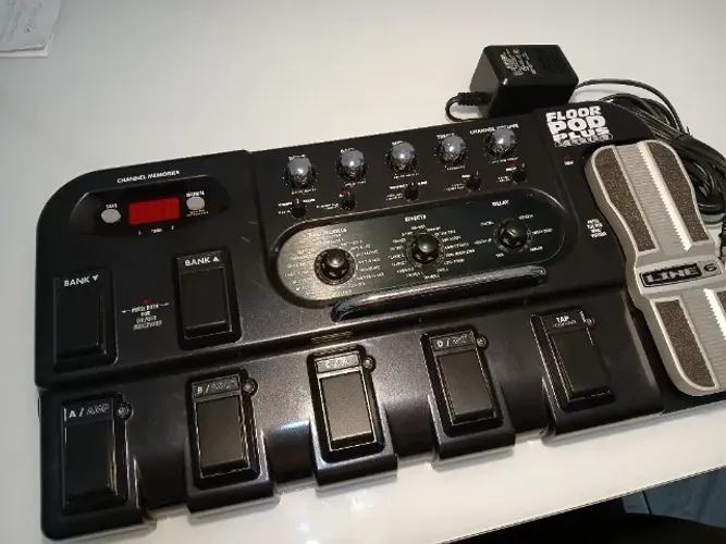 Pedaleira Floor POD Plus, Line 6 com fonte original. oportunidade.