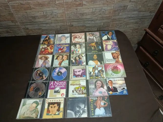 Coleção de CDs e DVDs de diversos artistas
