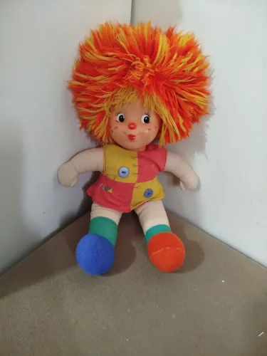 Boneca vintage com cabelo colorido