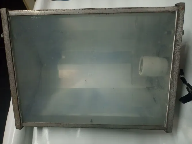 Refletor de iluminação antigo e USADO, luminosidade extra para sua casa.