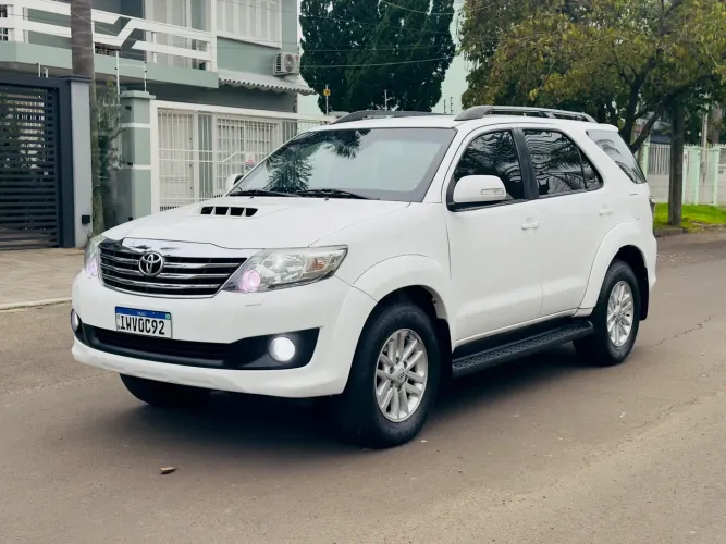 Toyota Hilux SW4 3.0 4x4 - 7 lugares