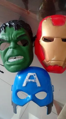 Vendo  relógio  ,máscaras, luva e fantasias de personagens para criança 