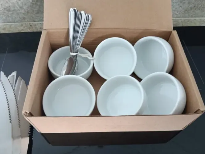 Ramequin Porcelana 6 unidades e colherinhas de Inox 12 unidades