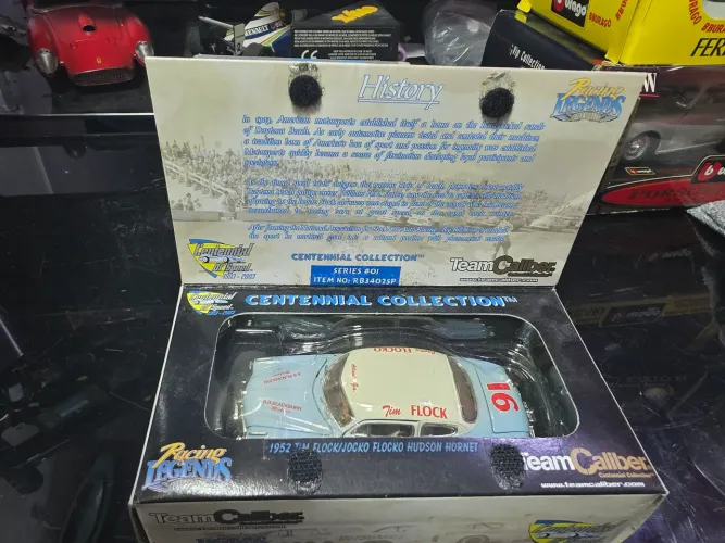 Miniatura 1:43 comemoração 100 anos race hudson hornet abre tudo direção vira