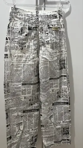 Calça de estampa de jornal
