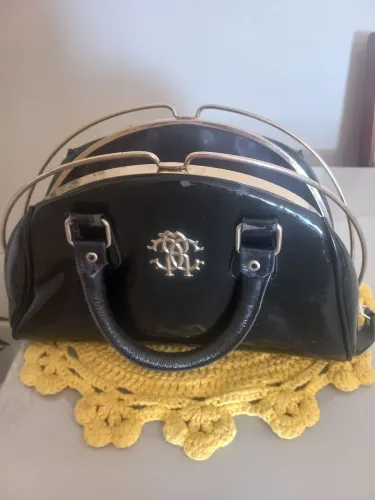 Bolsa de charol negra 