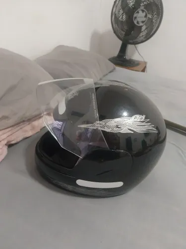 Capacete para motociclista.