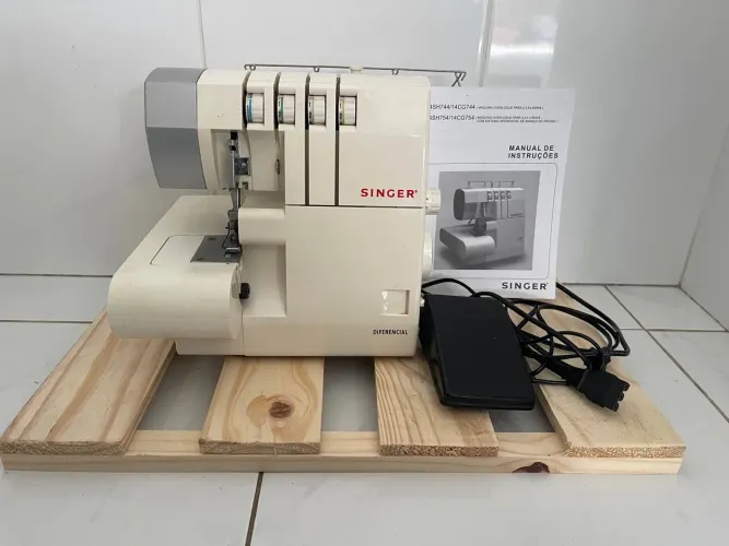 Maquina Overloque até 4 linhas Singer