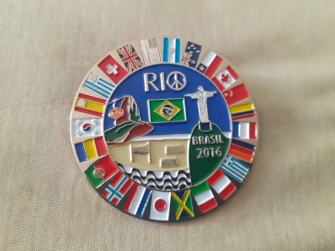 MEDALHA OLIMPICA PIN COM CORDÃO LINDA RECORDAÇÃO 