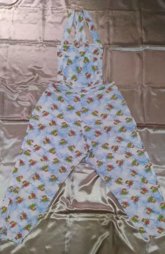 Macacão Ere Estampado com bolsa.