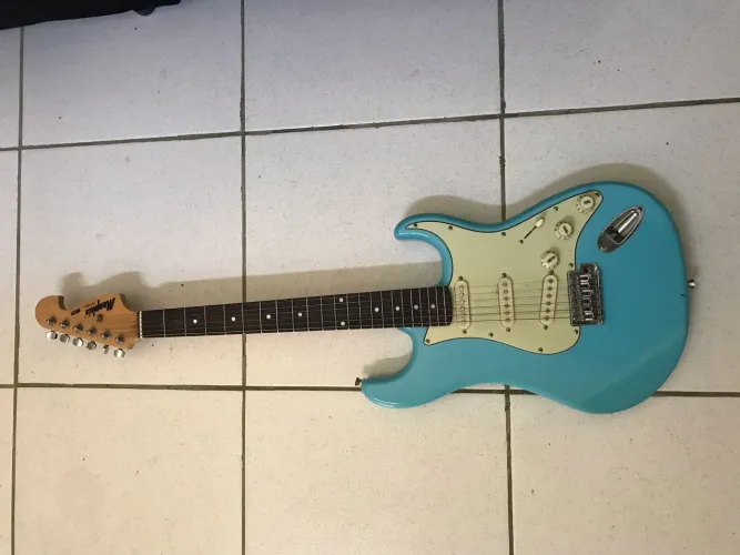 Guitarra com acessórios semi novos