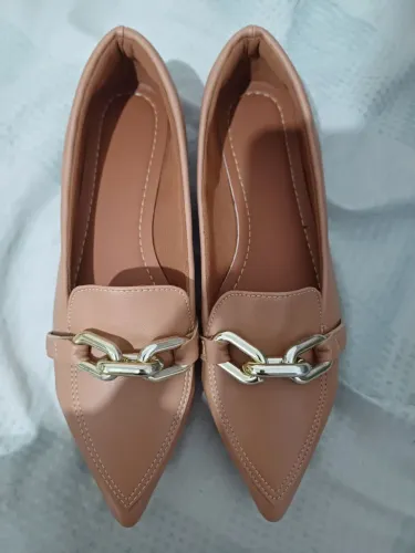 Sapato tipo mocassim bico fino (n°35)
