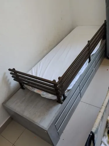 Cama infantil em MDF com gavetas e colchão