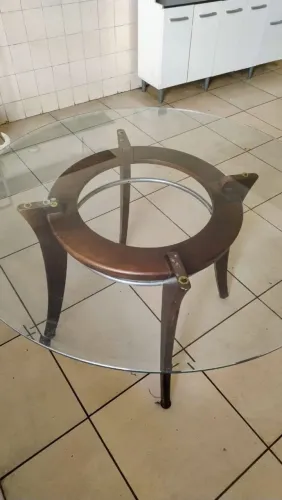 Mesa de madeira com tampo de vidro seminova
