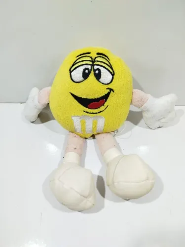 boneco de pelúcia do M&M amarelo.